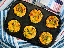 Бърза и лесна закуска - яйчени омлети във форми за мъфини с шунка, лук, сирене и кашкавал - снимка на рецептата